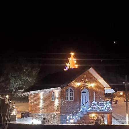 Vilat Pllumaj بيت خشبي