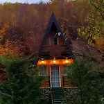 Vilat Pllumaj Деревянный коттедж