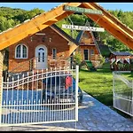 Vilat Pllumaj Деревянный коттедж *