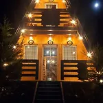 Vilat Pllumaj Деревянный коттедж