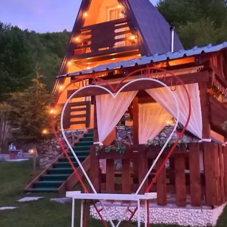 Vilat Pllumaj بيت خشبي *