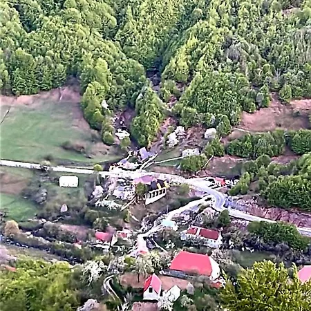 Lodge Vilat Pllumaj Gropat e Selces