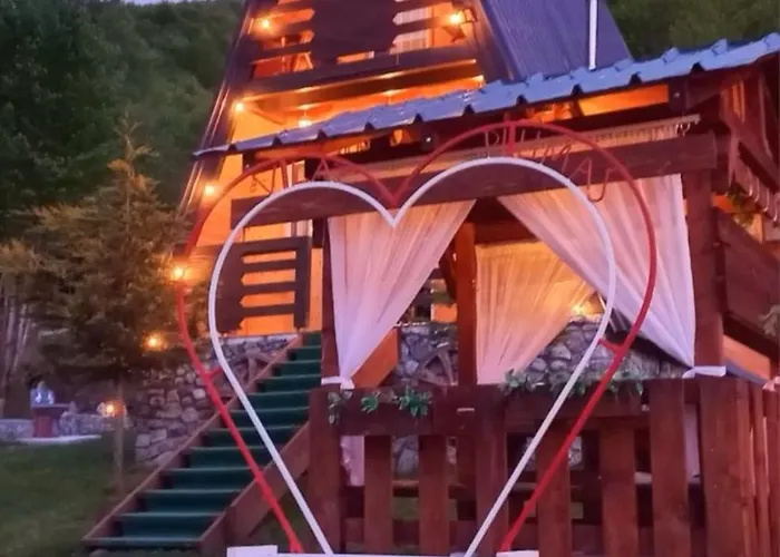 Vilat Pllumaj 山林小屋 *